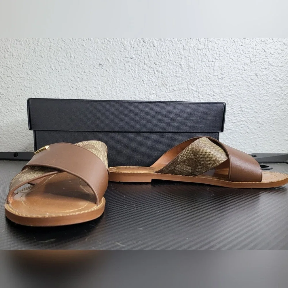 Coach Bundle Hilda Sandals SZ6 and Matching Signature Wristlet. - Picture 5 of 16